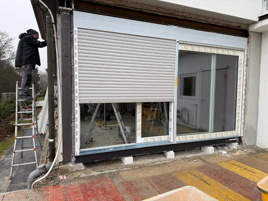 Außenansicht Panorama-Tür - eisntellen der Jalousie